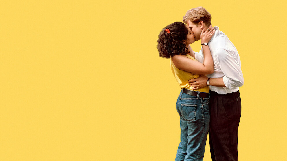 Ambika Mod et Leo Woodall dans la mini-série Un jour